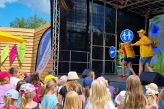 DONIKKL-Crew-Kinderlieder-Kinderprogramm-Caro-Larissa-Schilder