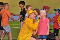 DONIKKL-Crew-Kinderlieder-Kinderprogramm-Caro-und-Kind-Mikrofon