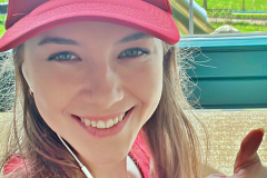 DONIKKL-Crew-Kinderlieder-Kinderprogramm-Zoe-Daumen-hoch