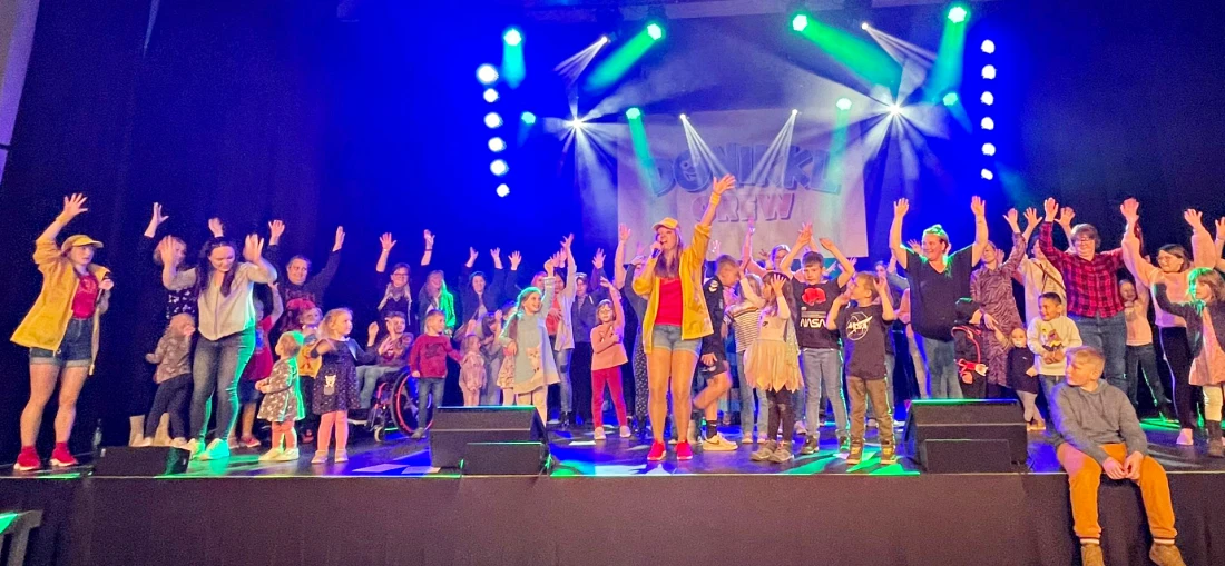 Kinder auf der Bühne beim Mitmach-Kinderkonzert der DONIKKL Crew