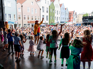 DONIKKL Crew mit Kindern auf der Bühne beim Dingfest in Dingolfing