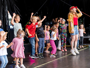 Kinder machen gemeinsam mit der DONIKKL Crew auf der Bühne beim Dingfest in Dingolfing mit
