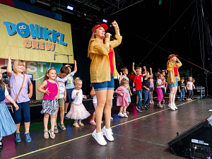 DONIKKL Crew gemeinsam mit Kindern auf der Bühne beim Dingfest in Dingolfing