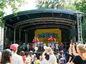 DONIKKL Crew auf der Bühne beim Bacherlfest in München