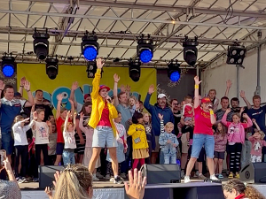 DONIKKL Crew beim Mitmach-Kinderkonzert im OstseeFerienLand in Grömitz