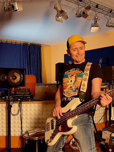 donikkl studio bass Kinderlieder Produzent DONIKKL im Tonstudio - Bass