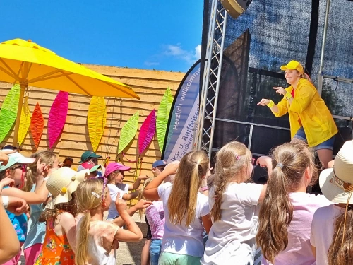 DONIKKL Crew Mitmachkonzert Mitmachlieder DONIKKL Crew Mitmachlieder-Interaktion mit Kindern